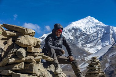Himalayalar, Nepal arka planda turist. Manang Köyü, Aralık 2017