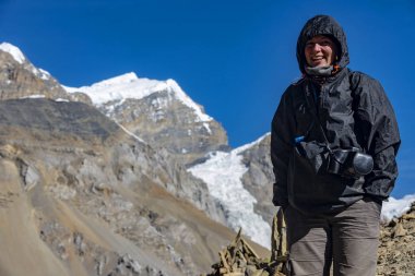 Himalayalar, Nepal arka planda turist. Manang Köyü, Aralık 2017