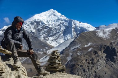 Himalayalar, Nepal arka planda turist. Manang Köyü, Aralık 2017