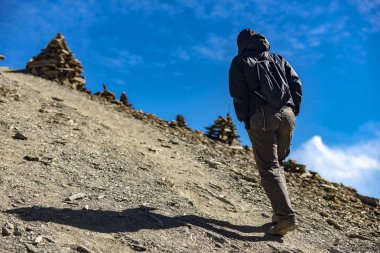 Himalayalar, Nepal arka planda turist. Manang Köyü, Aralık 2017