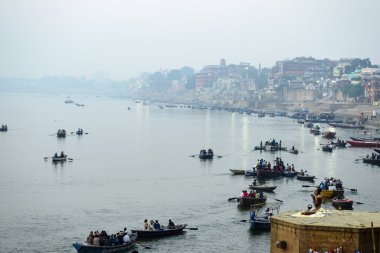 Ganj, Hindistan'ın kıyısında ki Puja. Varanasi şehri. Kasım 2016