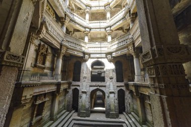 Ahmedabad şehrindeki antik kuyu. Gujarat Eyaleti. Hindistan. 15 Şubat 2016