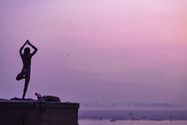 Ganj nehrinin kıyısında yoga, Hindistan