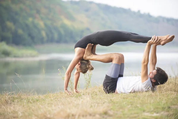 Man Meisje Doet Yoga Oever Van Rivier — Stockfoto