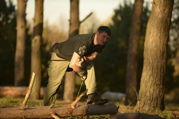 Man Zaagt Boom Met Toeristische Zaag Oekraïne Chernihiv Oktober 2019 — Stockfoto