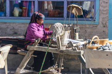 Himalayalarda zanaat. Nepal 'de. Aşağı Mustang. Manang. 18 Kasım 2017