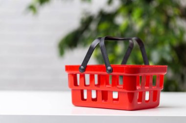 Arka plan üzerinde boş alışveriş sepeti