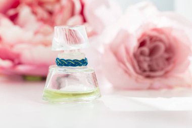parfüm şişesi çiçek arka plan üzerinde