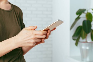 kadın manifatura smartphone cep telefonu ile yakın çekim