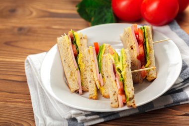 Beyaz tabakta taze sandviç