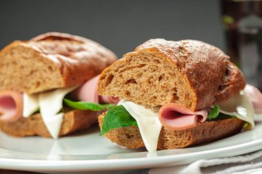 Beyaz tabakta taze sandviç