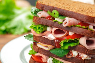 Beyaz tabakta taze sandviç