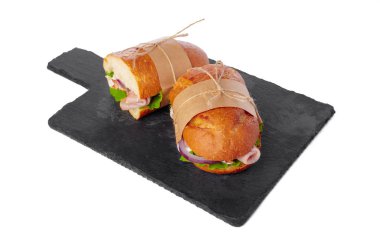 Taze sandviç taş masaya servis