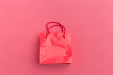 Kağıt alışveriş çantası pembe bir arka plan üzerinde