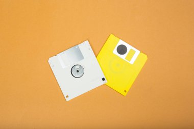 Bilgisayar disketleri renk arka plan üzerinde