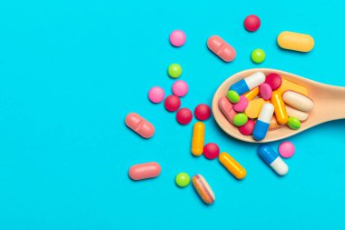 Hapları kaşık ve dağınık üzerinde mavi arka plan