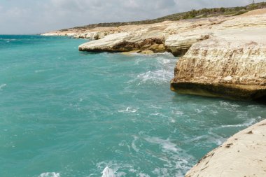 Sabah vahşi kayalık kıyılarının görünümü