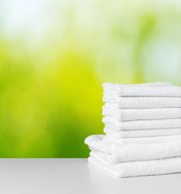 Katlanmış beyaz spa havlu yığını