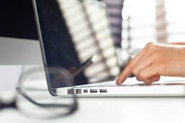 Ofis dizüstü bilgisayar üzerinde çalışan iş kadını