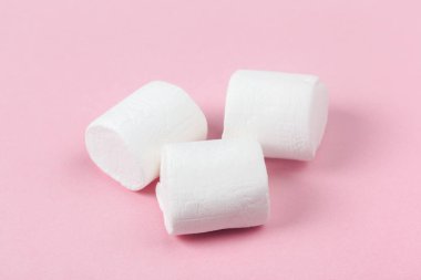 Pembe bir arka plan üzerinde kabarık beyaz krema