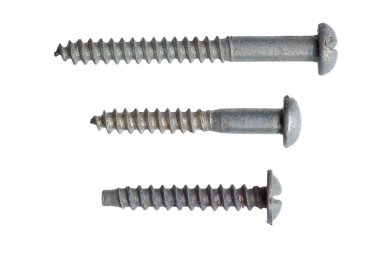 Beyaz arka plan üzerinde izole vida yığını