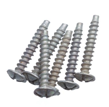 Beyaz arka plan üzerinde izole vida yığını