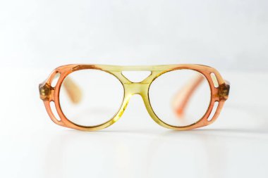 Ayrıntı görünümü üzerinde beyaz izole gözlük