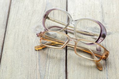 Ahşap masa üzerinde gözlük ayrıntı görünümü