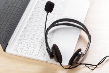 Laptop klavye üzerinde mikrofon kulaklık