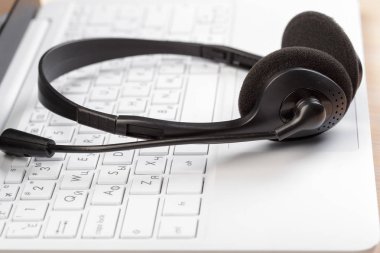 Laptop klavye üzerinde mikrofon kulaklık