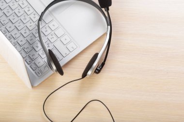 Laptop klavye üzerinde mikrofon kulaklık