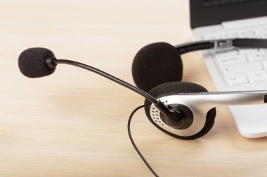 Laptop klavye üzerinde mikrofon kulaklık