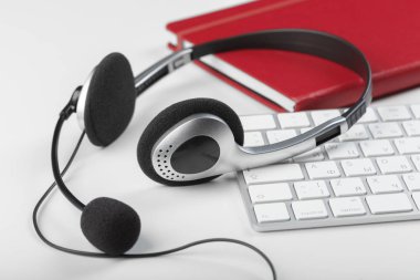 Laptop klavye üzerinde mikrofon kulaklık