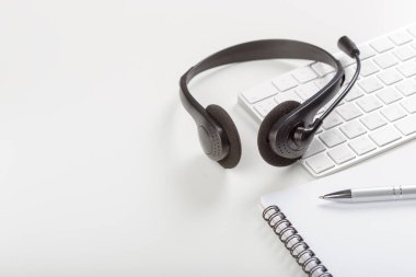 Laptop klavye üzerinde mikrofon kulaklık