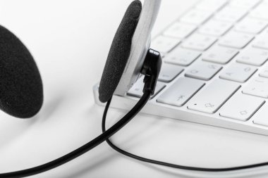 Laptop klavye üzerinde mikrofon kulaklık