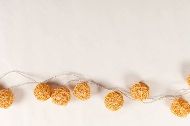 Beyaz arkaplanda Noel ışıkları