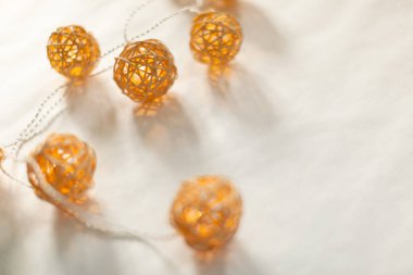 Beyaz arkaplanda Noel ışıkları