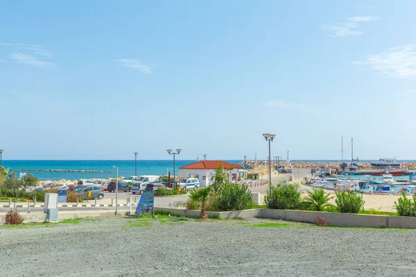 Yelkenli tekneler arka plan üzerinde Marina