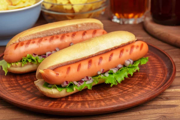 Friss Hot Dog Háttér Előtt Töve — Stock Fotó