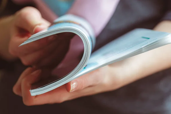 Vista Cercana Revista Lectura Mujer — Foto de Stock