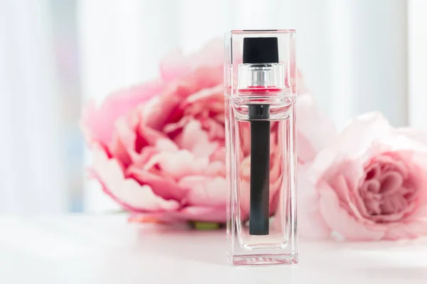 Perfume Bottle Flowers Background — Stock Photo, Image