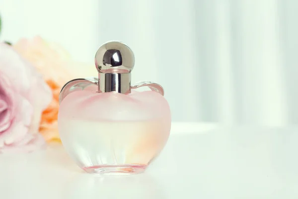 Bouteille Parfum Sur Fond Fleurs — Photo