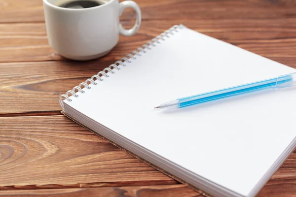 Escritorio Oficina Con Bloc Notas Con Páginas Blanco Pluma Café — Foto de Stock