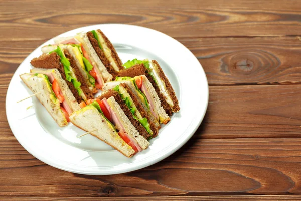 Sandwich Frais Servi Sur Assiette Blanche — Photo