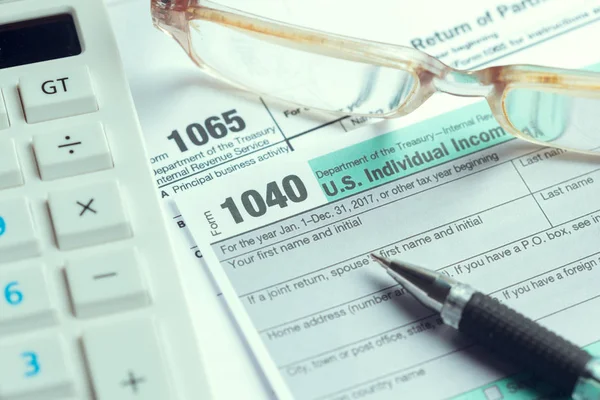 Concepto Tiempo Tributario Con Papeles Facturas — Foto de Stock