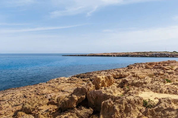 Sabah vahşi kayalık kıyılarının görünümü