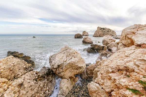 Sabah vahşi kayalık kıyılarının görünümü