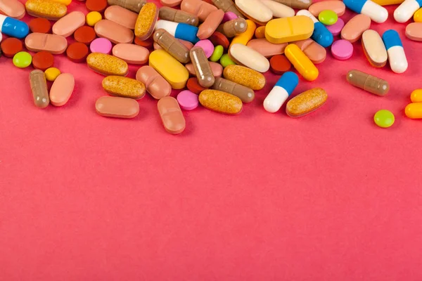 Barevné Tablety Prášky Růžovém Pozadí — Stock fotografie