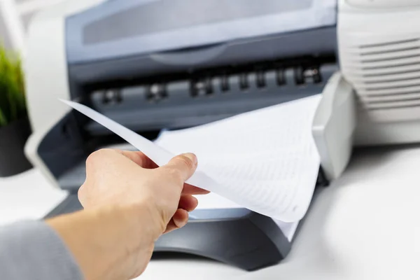 妇女手在办公室使用打印机 — 图库照片