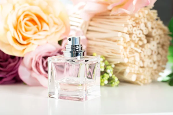 Parfümflasche Auf Blumen Hintergrund — Stockfoto